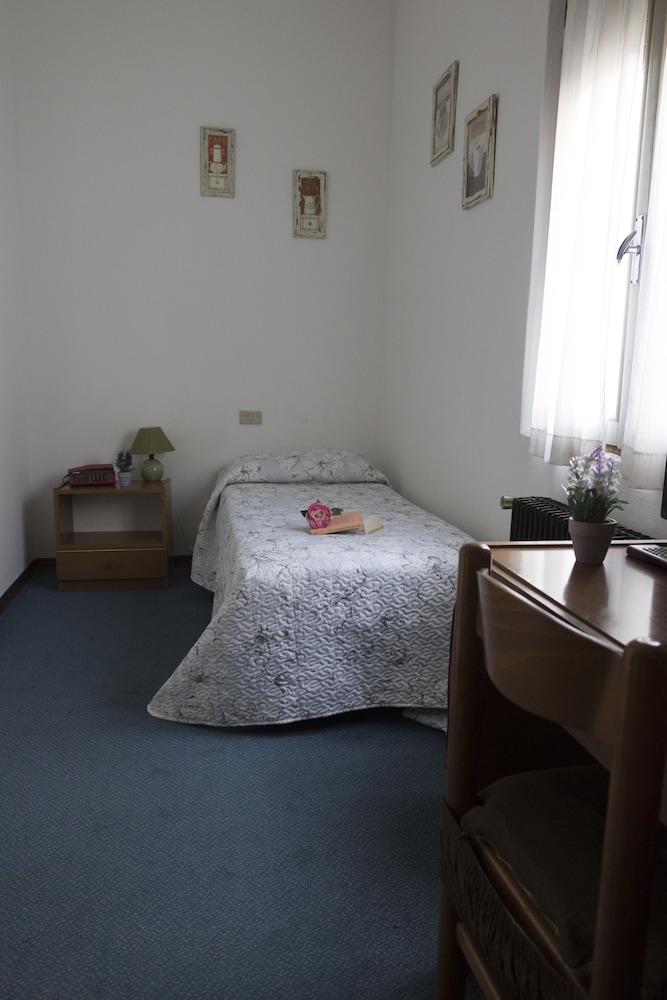 Single Room photo 3