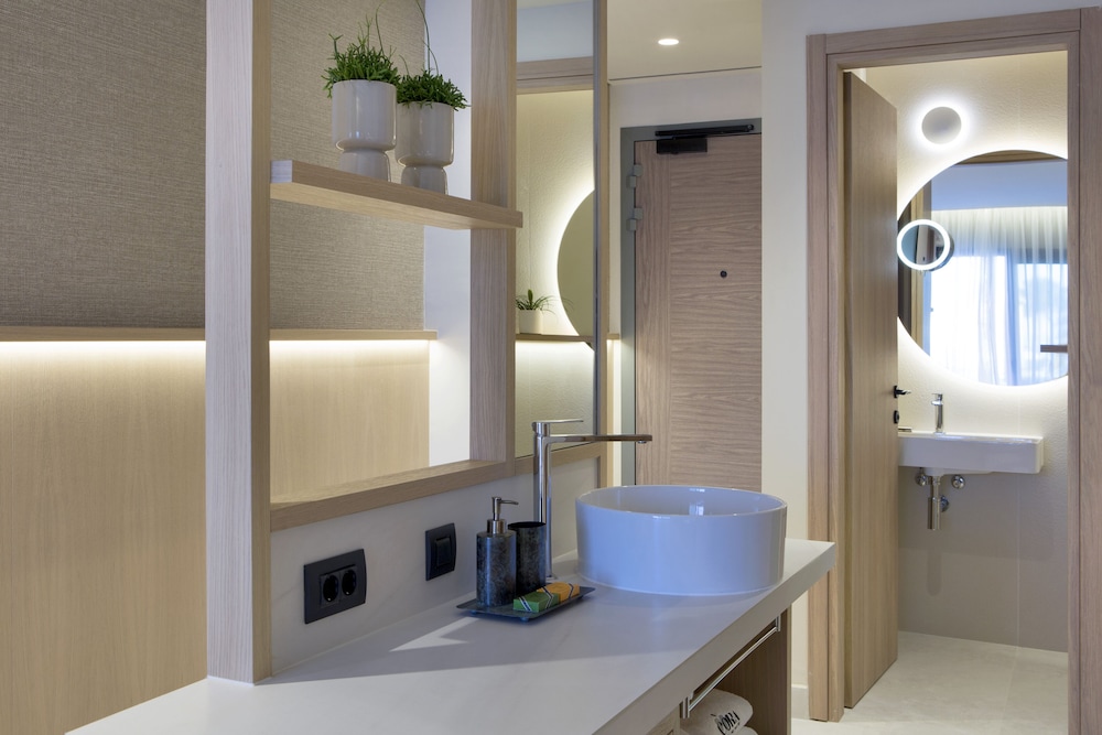 Habitación Doble Deluxe con Vista a la Piscina y Piscina Compartida