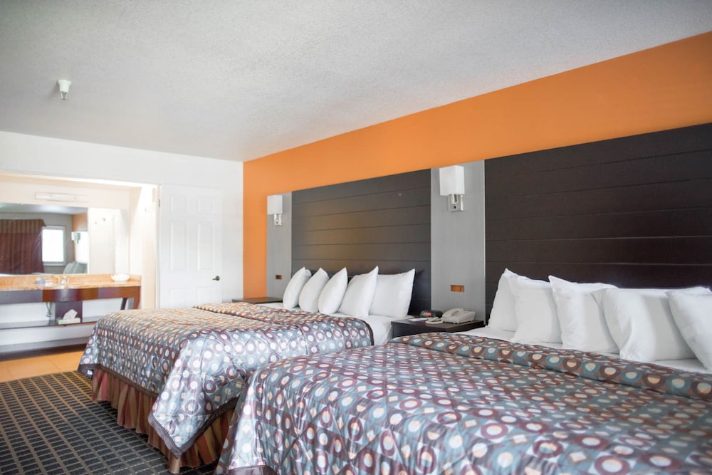 Family Suite, 2 Bedrooms, Refrigerator & Microwave photo 3