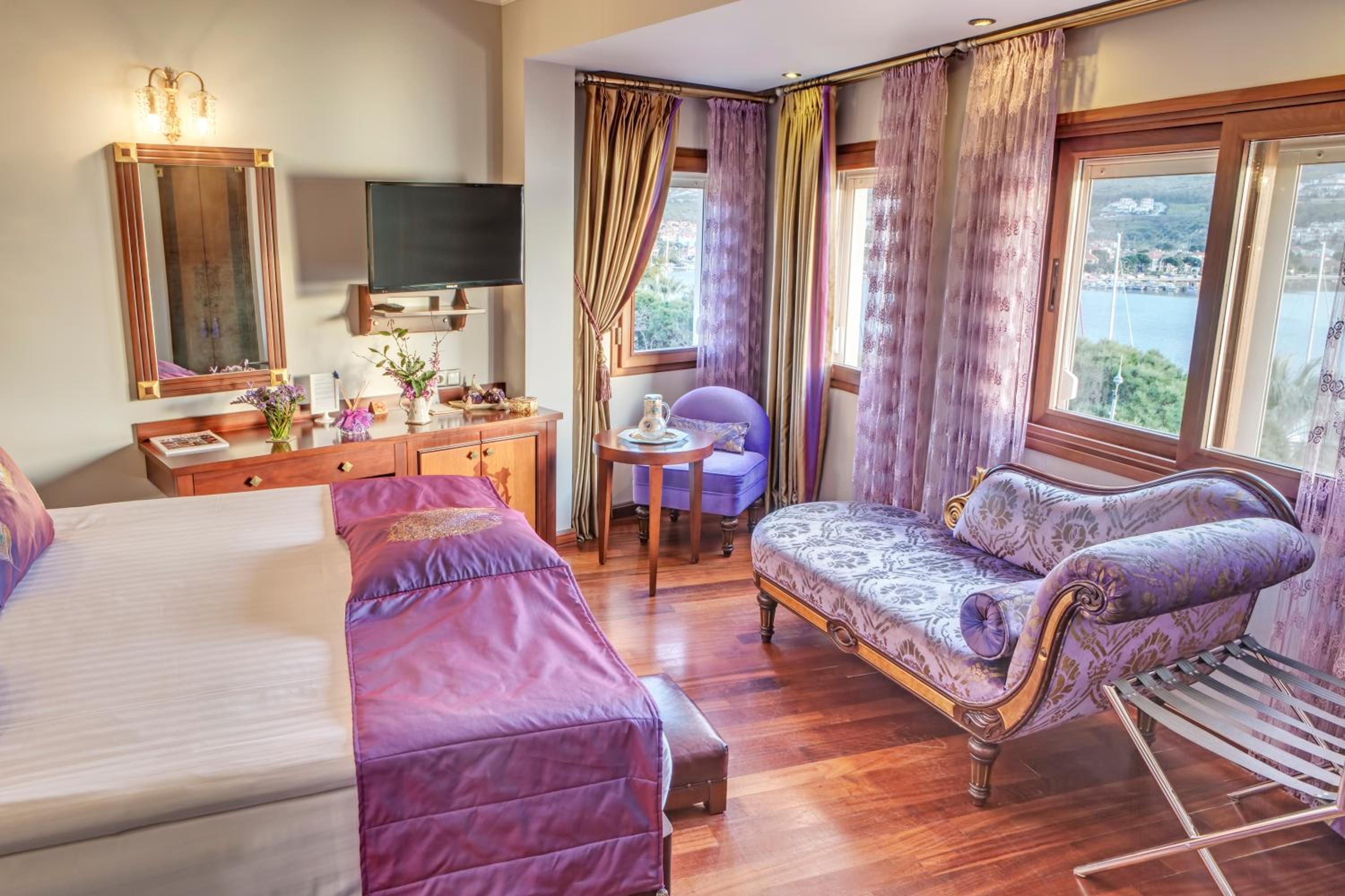 Deluxe Double Room with Private Bathroom photo 1