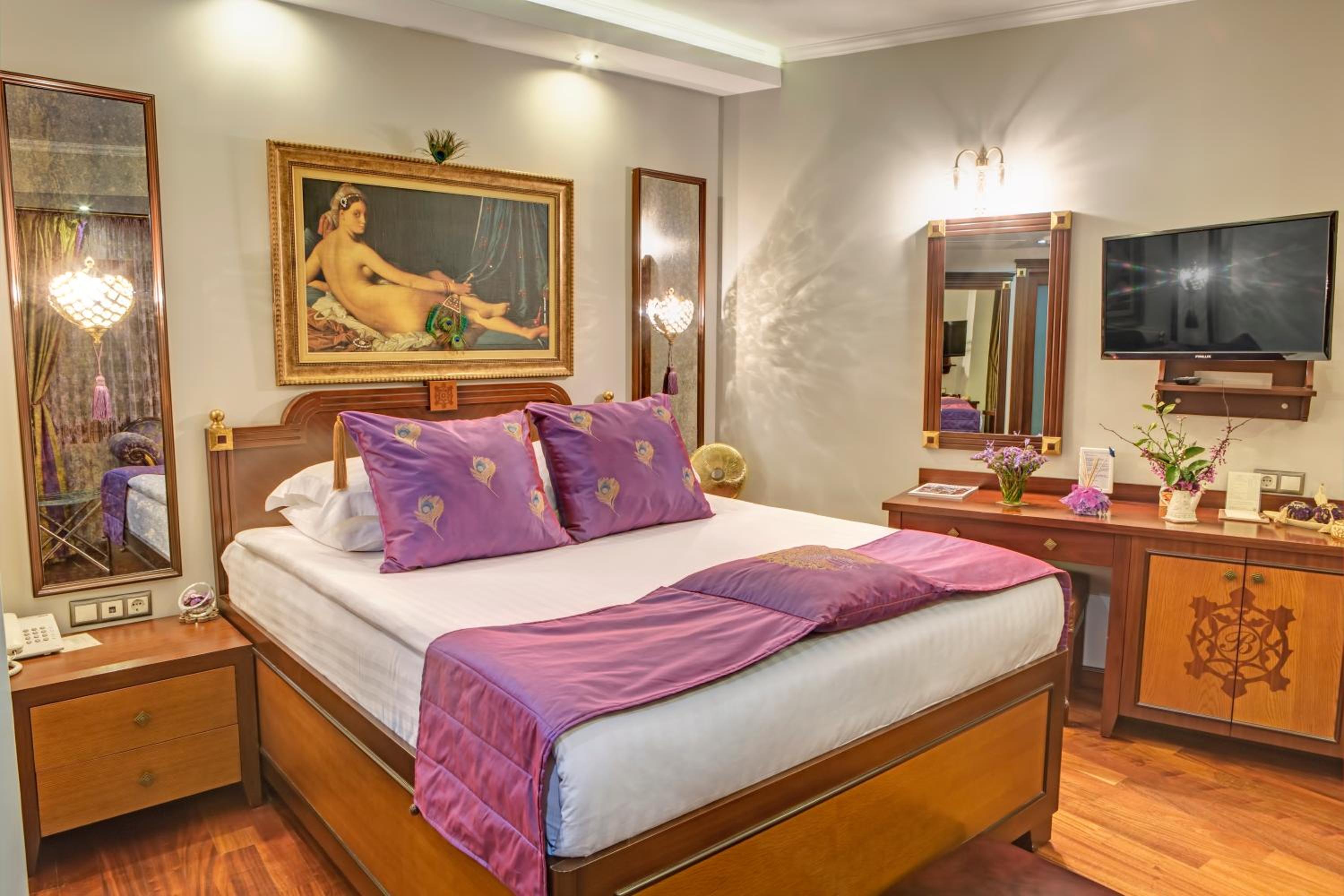 Deluxe Double Room with Private Bathroom photo 3