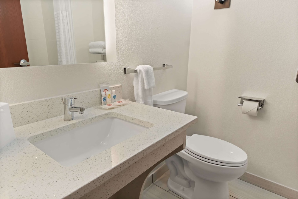 Suite, Non Smoking (Upgrade, 2 King Beds) - Photo 3
