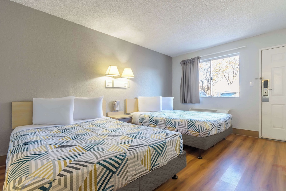 Deluxe Room, 2 Queen Beds, Refrigerator & Microwave photo 2