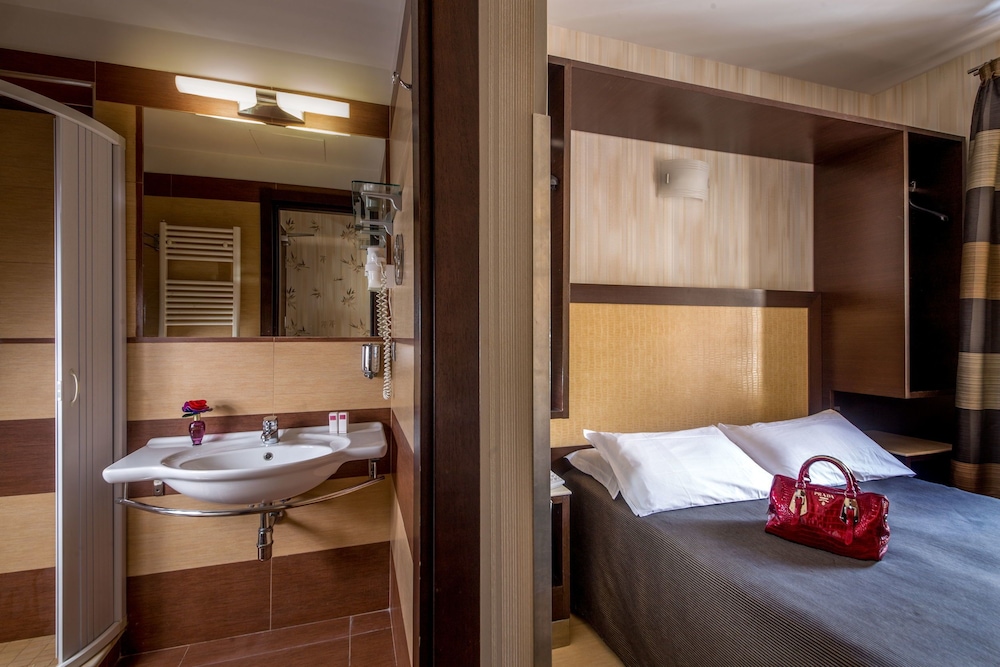 Standard Room, 1 Double or 2 Twin Beds photo 3