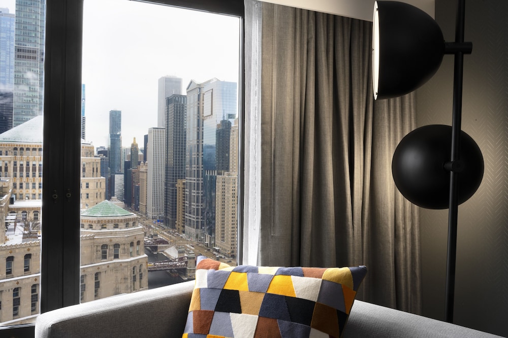 Premium Room, 1 King Bed (Chicago Skyline View) - Photo 5