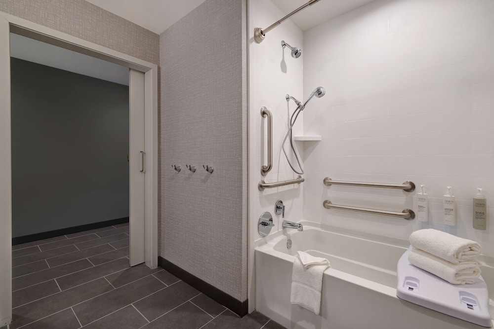Room, 2 Queen Beds, Bathtub (Mobility) - Photo 7