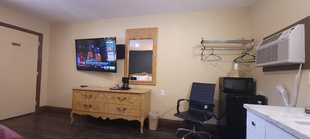 Economy Single Room, 1 King Bed, Non Smoking, Private Bathroom photo 3