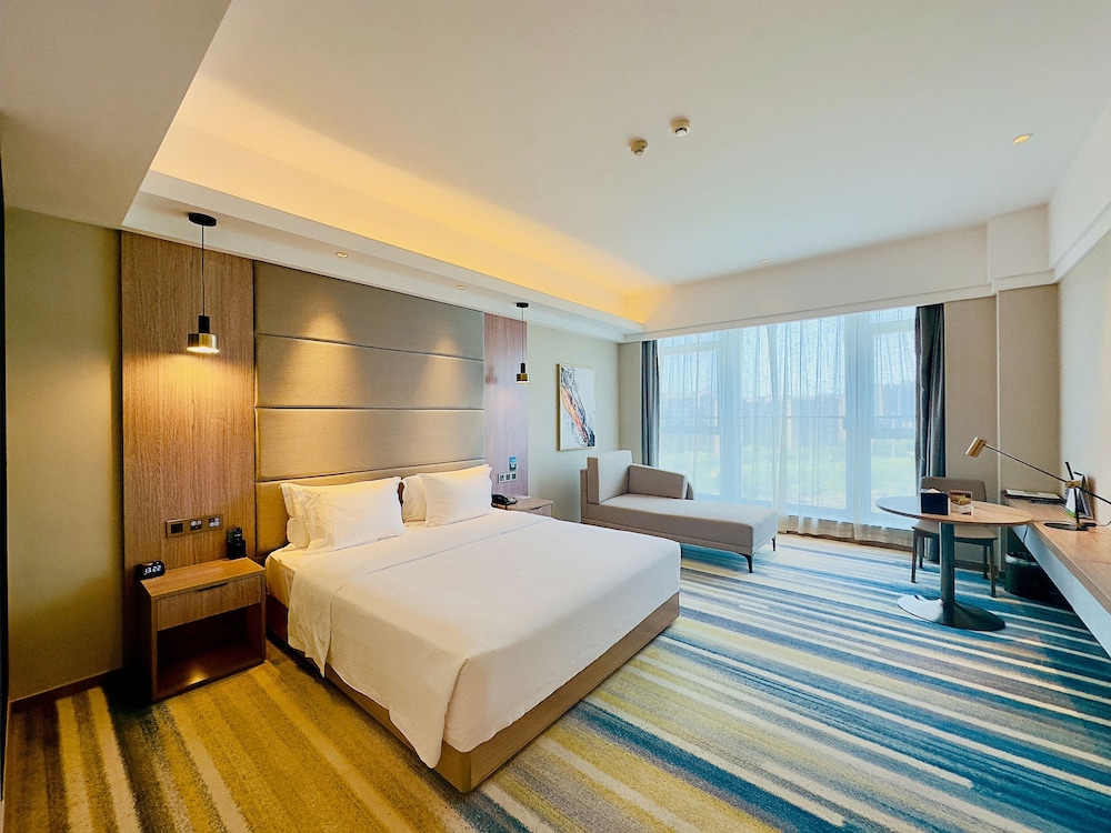 Standard Room, 1 King Bed, Smoking - Photo 4