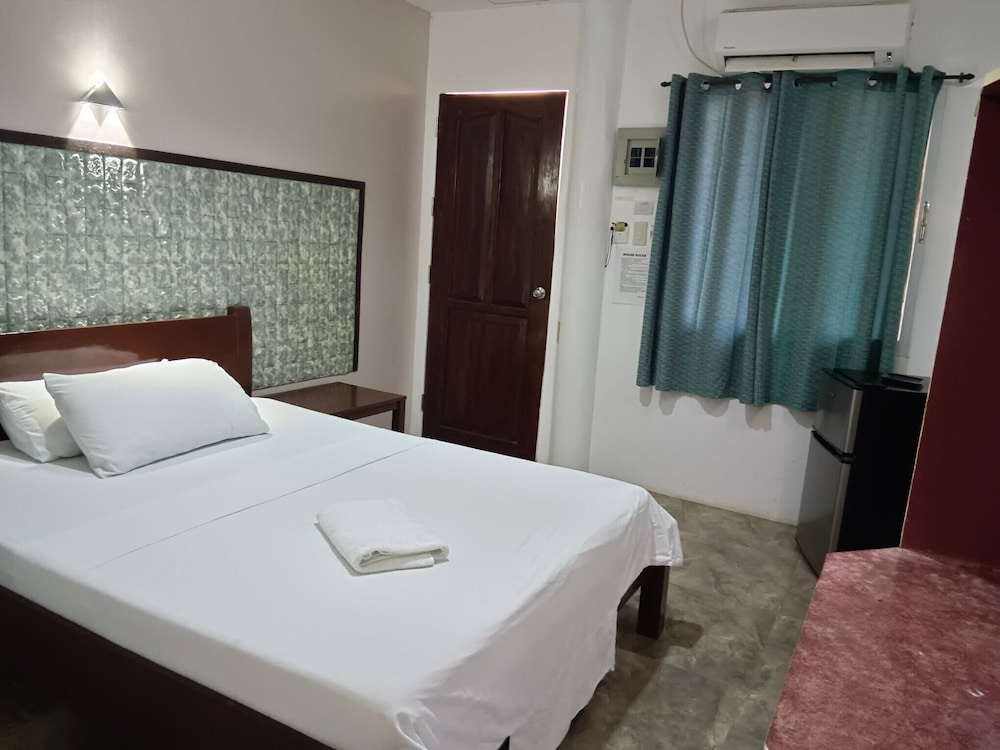 Deluxe Room, 1 Queen Bed, Non Smoking, Garden View photo 2
