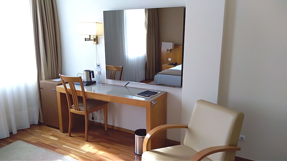 Twin Room (Front )