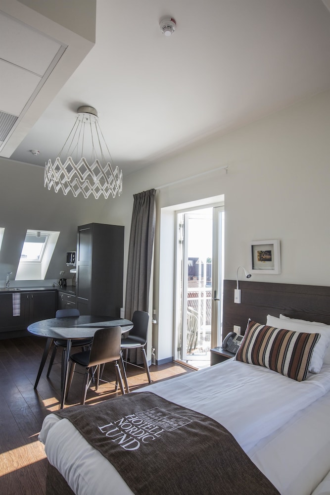 Superior Room, 2 Twin Beds, Non Smoking thumbnail 5