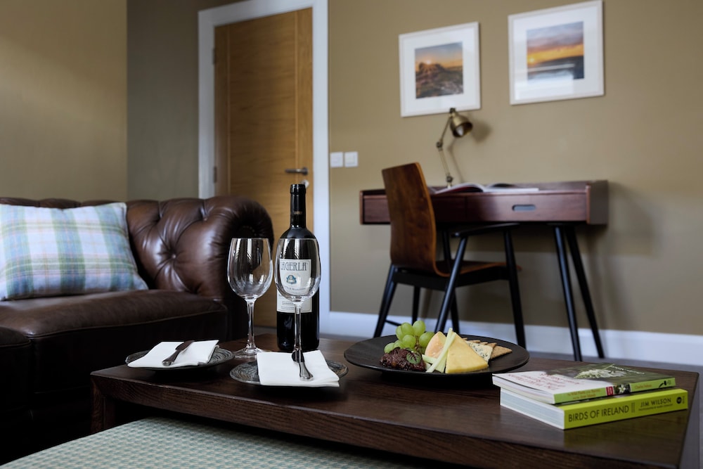 Junior Suite, 1 King Bed, Private Bathroom photo 3