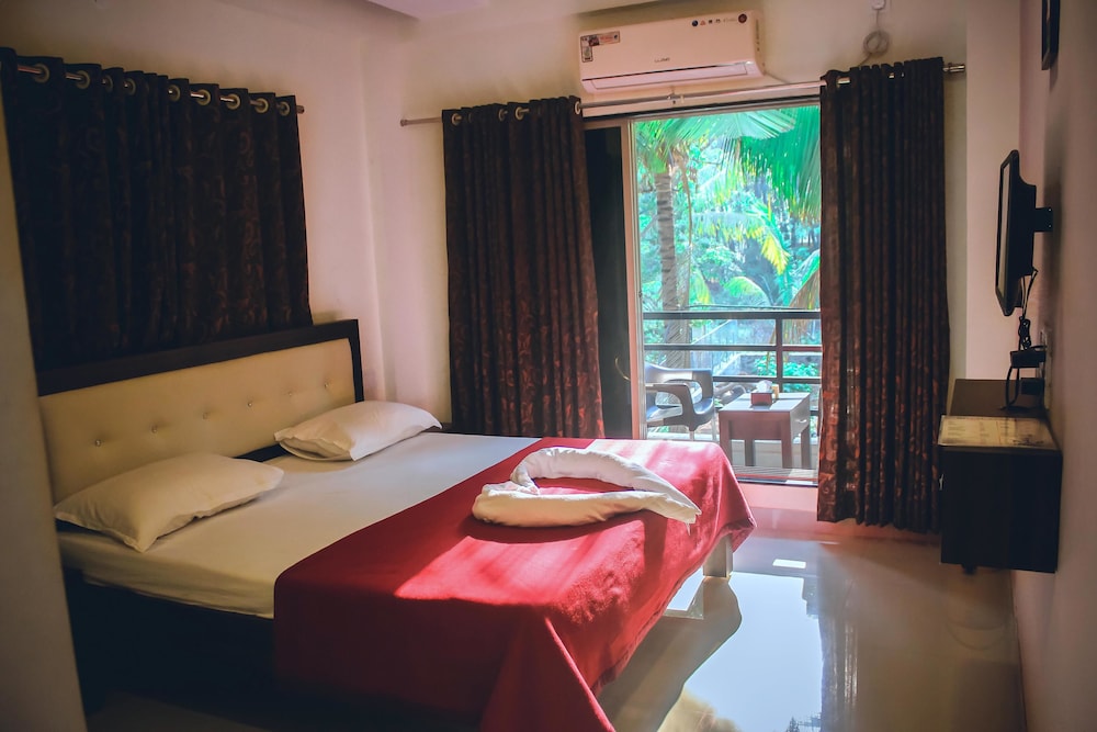 Deluxe Room, 1 King Bed, Garden View photo 2