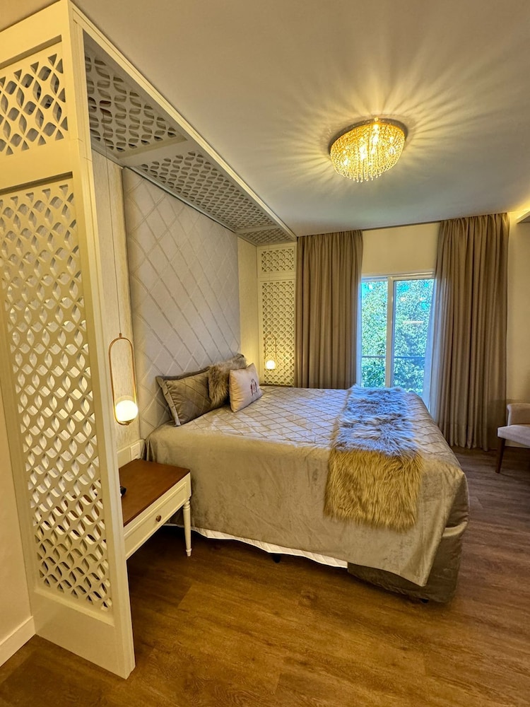 Master Suite Overlooking the Valley