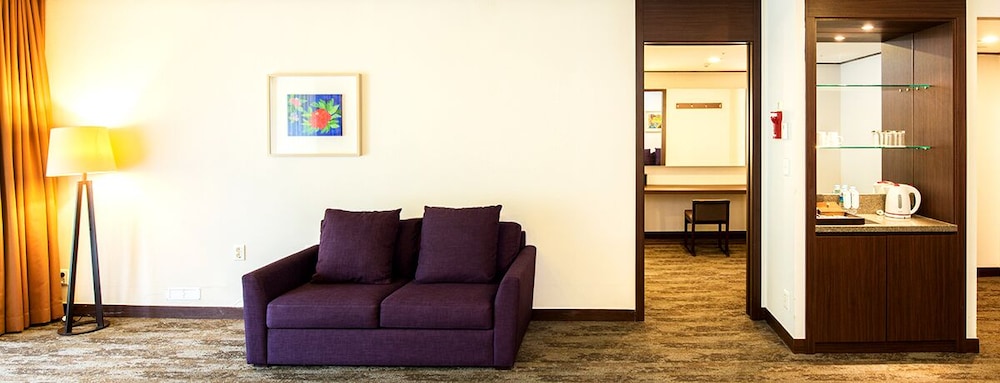 Suite, 1 Queen Bed (Slope View) - Photo 2