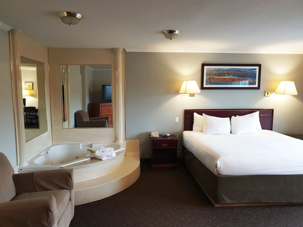 Suite, 1 King Bed, Jetted Tub, River View - Photo 3