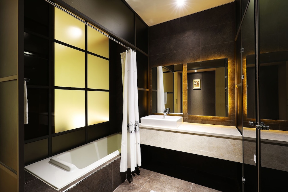 Superior Twin Room - Certified Korea Tourism Quality Break (Breakfast is not available on Mondays) photo 3