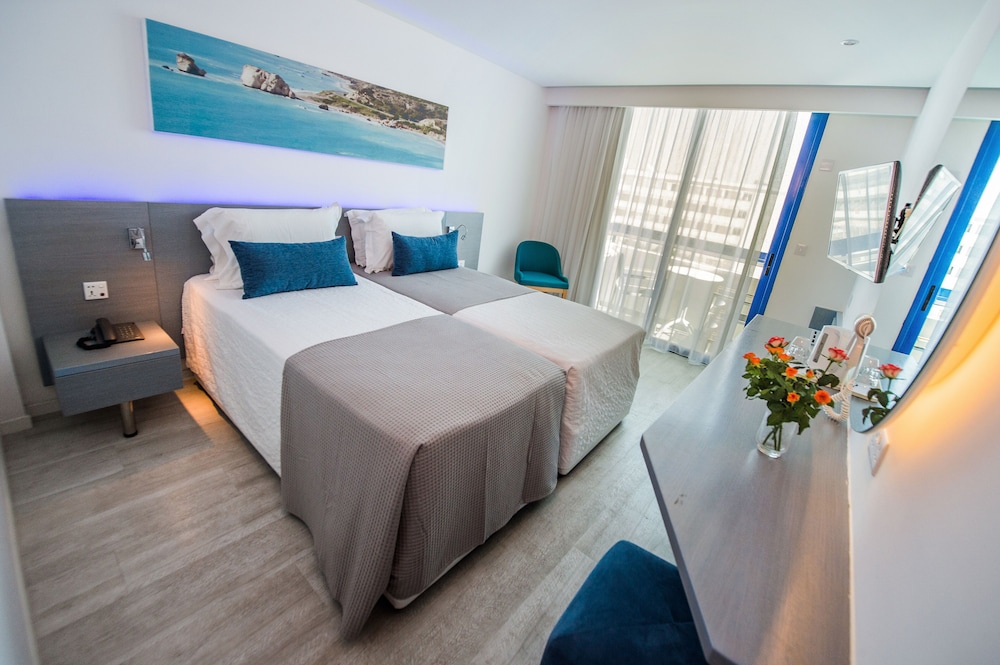 Superior Twin Room, Partial Sea View photo 1