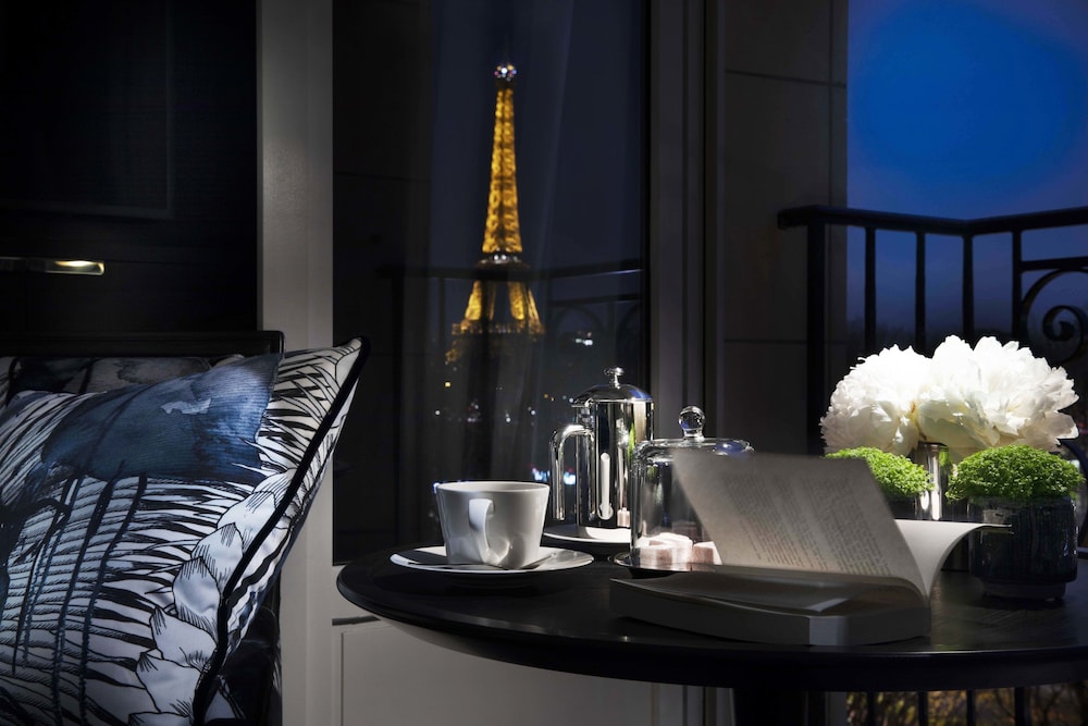 Deluxe Eiffel room