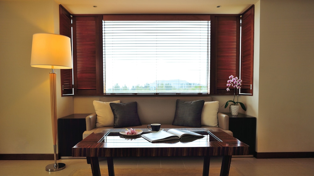 Club Luxury, High Floor, Corner Room, with Club Service, Non Smoking - Adult Only 13 or over photo 3