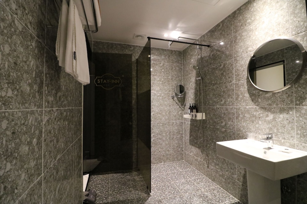 Premium Twin Room - Photo 8