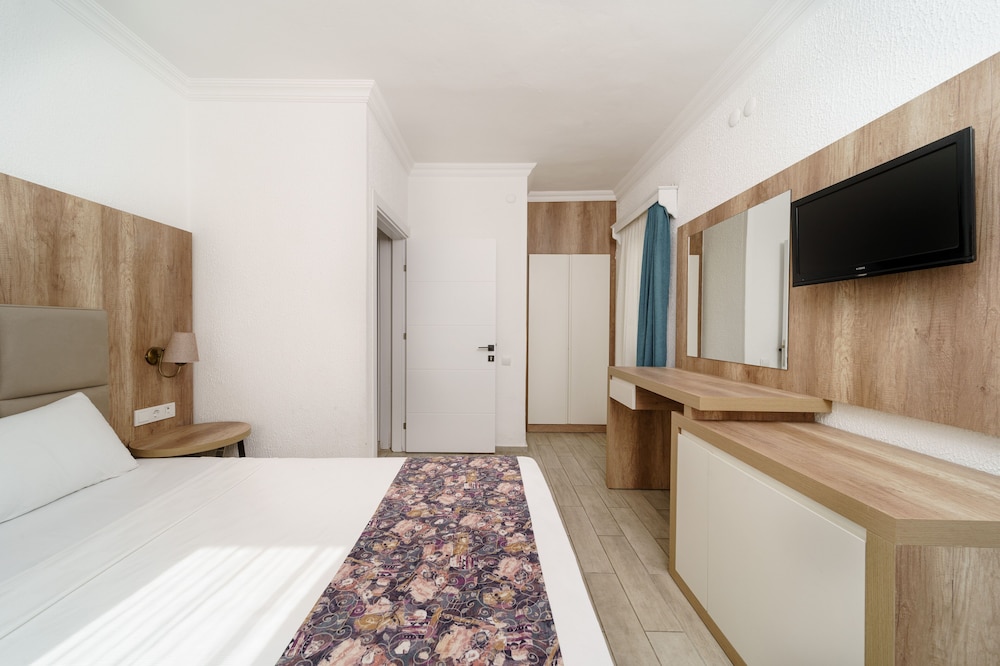 Superior Double or Twin Room, Balcony - Photo 5
