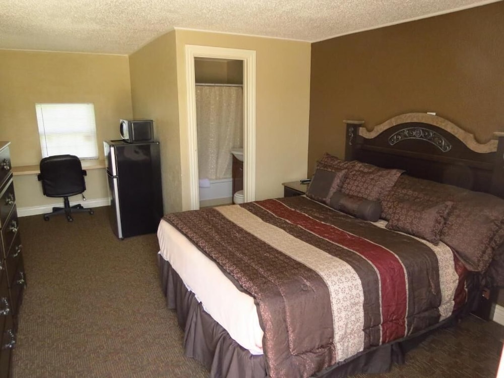 Standard Single Queen Bed photo 1