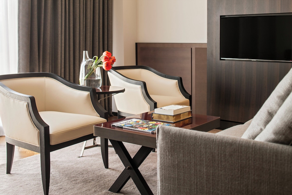 Junior Suite with Balcony and Old City View. - Photo 4