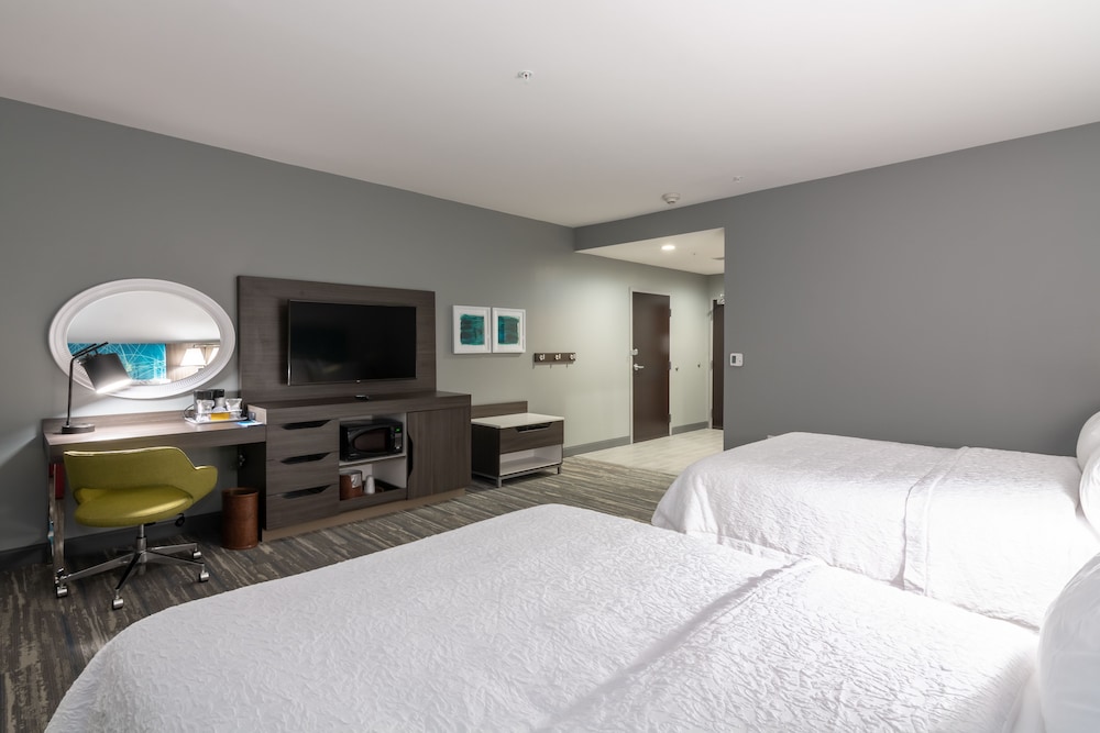 Room, 2 Queen Beds, Accessible, Bathtub photo 2