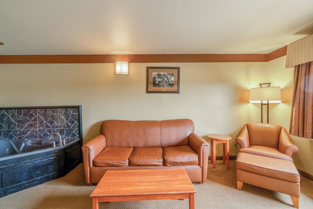 Suite, 1 King Bed, Non Smoking (Jacuzzi Tub) - Photo 2