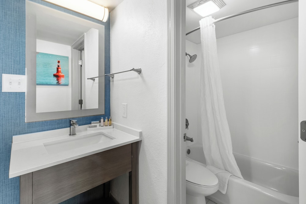 Schooner Oceanfront Deluxe Junior Cabana Suite - Photo 13
