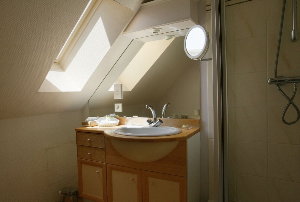 Basic Single Room, 1 Double Bed - Photo 2