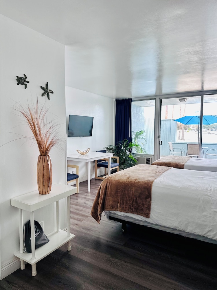 Comfort Room, 2 Double Beds, Patio, Marina View photo 2