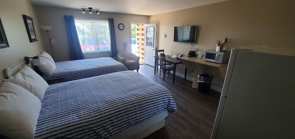 Family Room, 2 Double Beds, Kitchen (Big Chickadee) photo 3