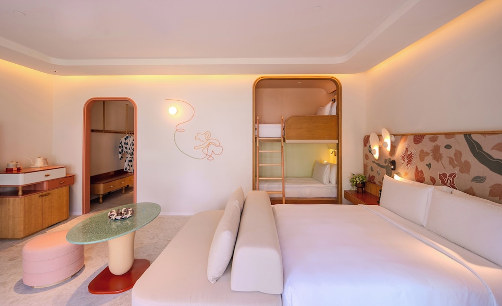 Family Room (Bunk with 1 King Bed and 1 Bunkbed)