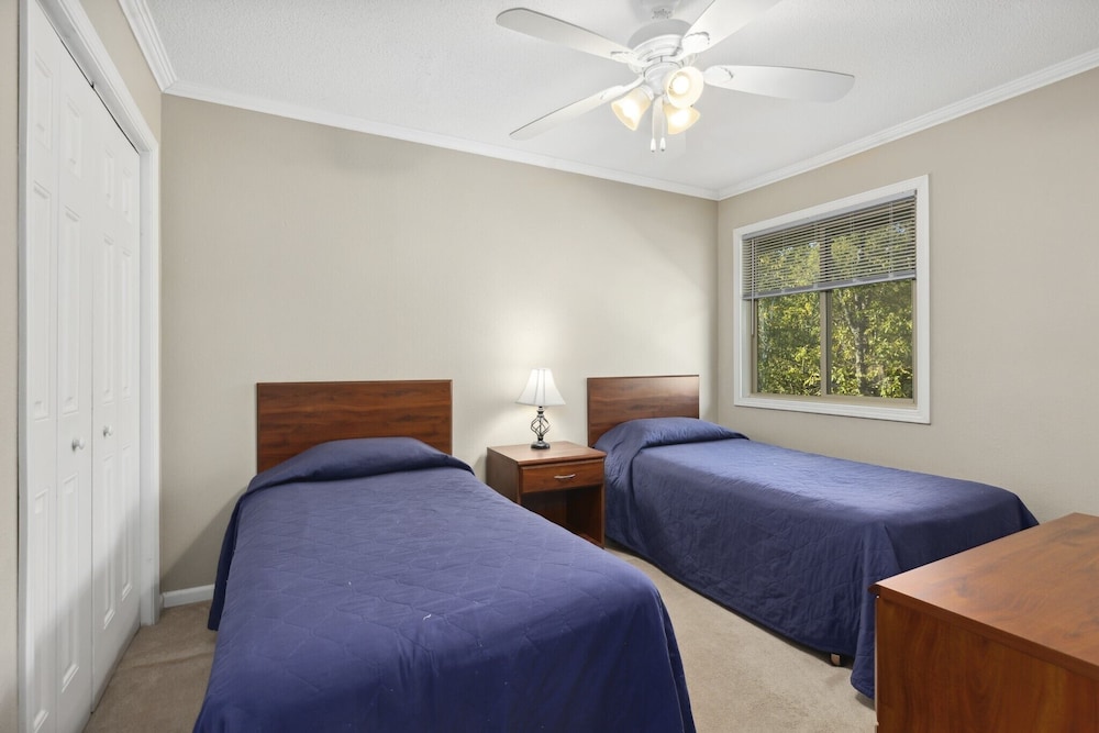 Family Townhome, Lake View photo 3