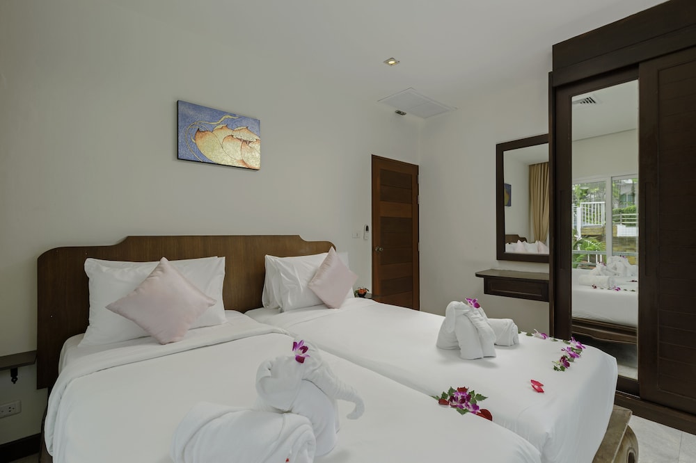 Two Bedroom Family Suite with Bathtub - Photo 8