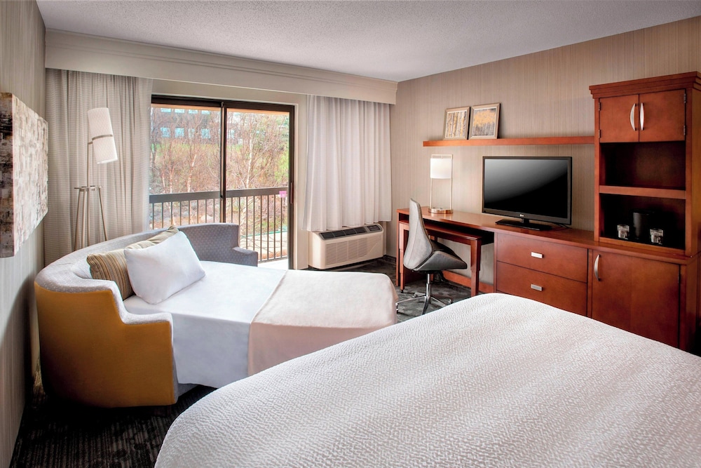 Room, 1 King Bed with Sofa bed, Balcony (Courtyard View) - Photo 1