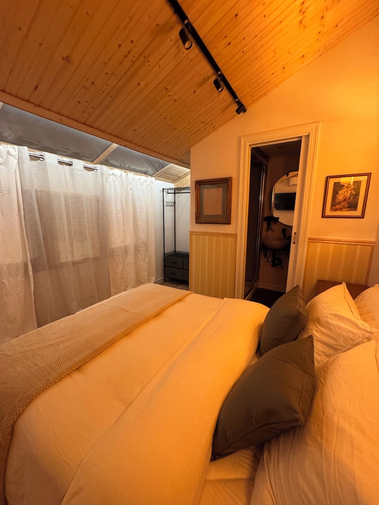 Economy Triple Room photo 2
