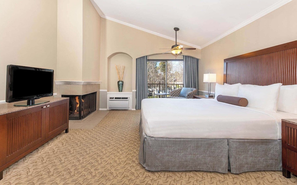 Room, 1 King Bed, Fireplace - Photo 3