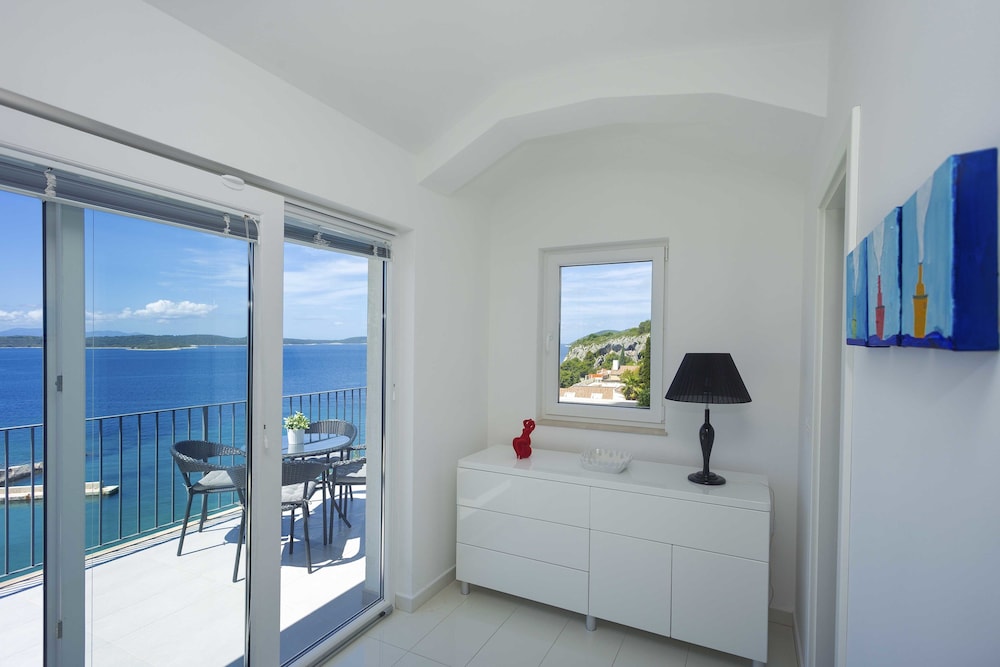 Panoramic Penthouse, Sea View (One & Only) photo 2