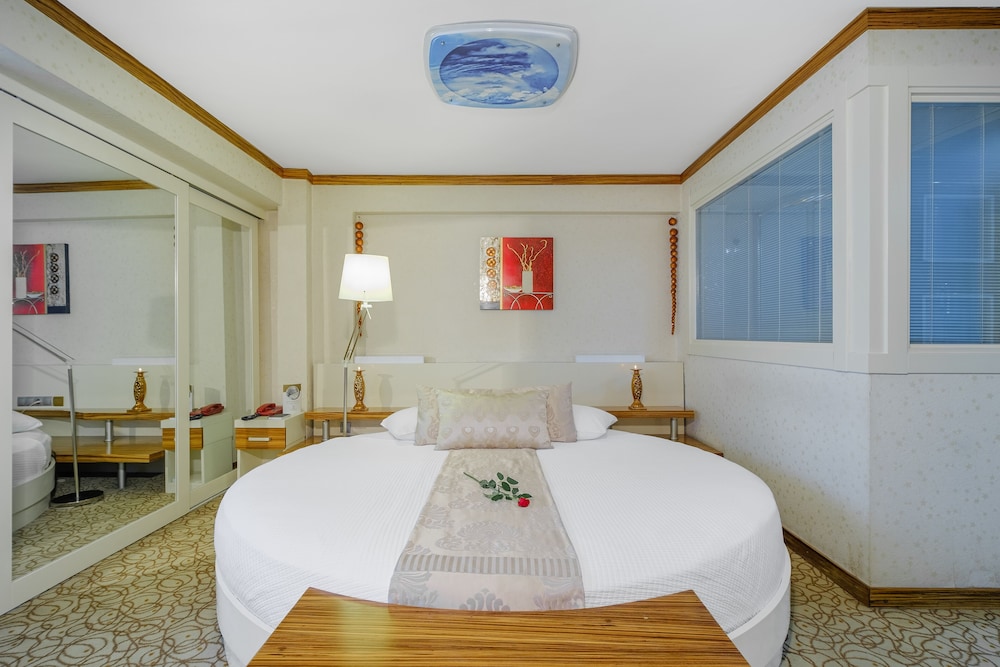 Honeymoon Room, 1 Queen Bed photo 2
