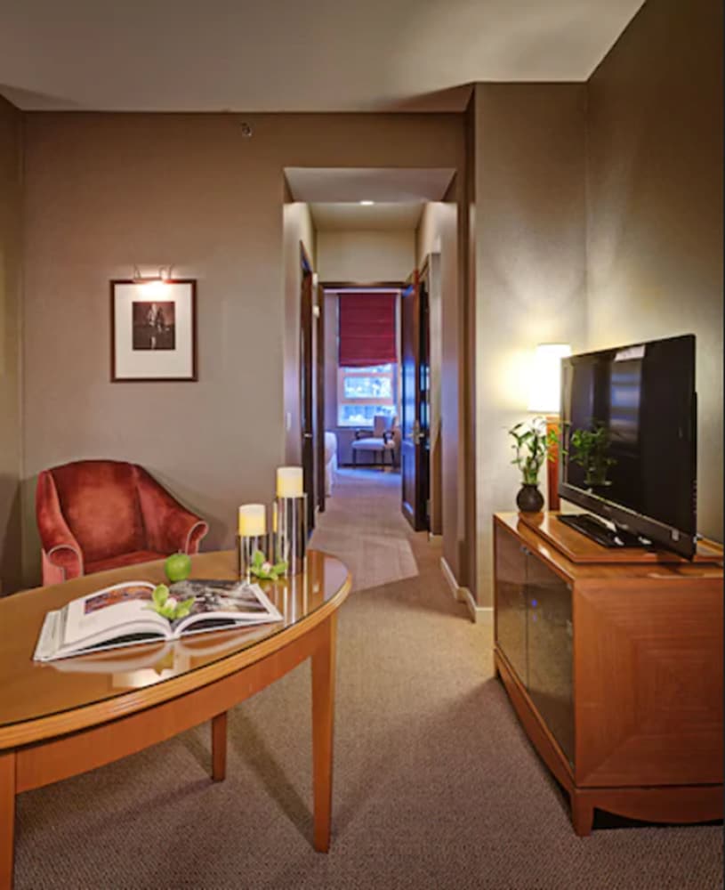 Classic Suite, 1 King Bed with Sofa bed thumbnail 5