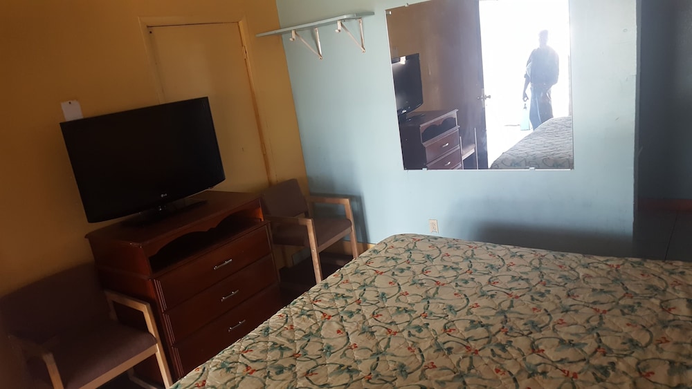 Basic Room, 1 King Bed photo 2