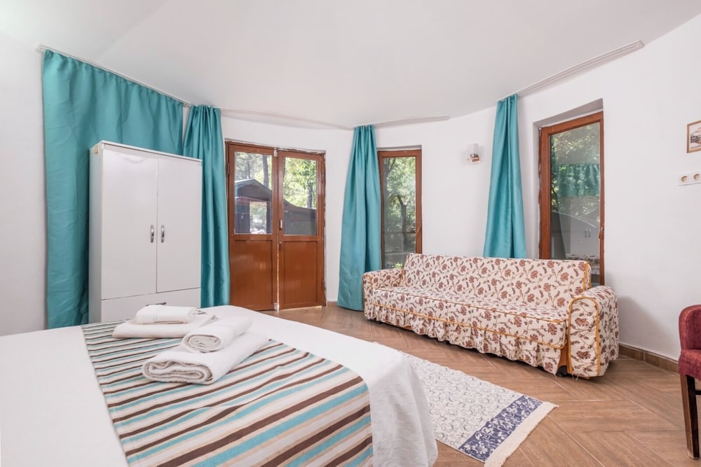 Economy Triple Room, Courtyard View photo 2