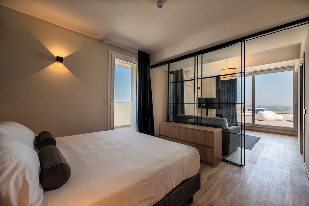 Panoramic Suite with terrace and hot tub......
