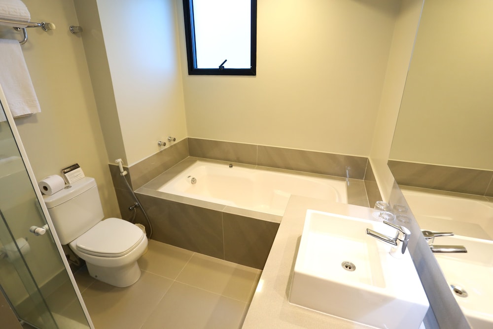 Executive Suite - Photo 3