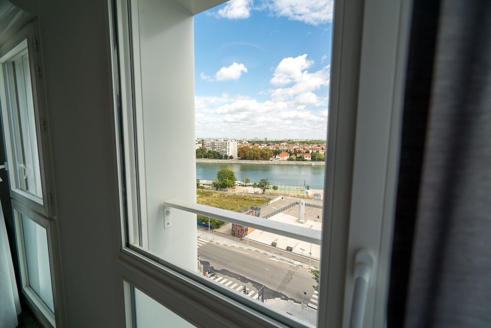 Standard Studio (Double Bed) Seine View