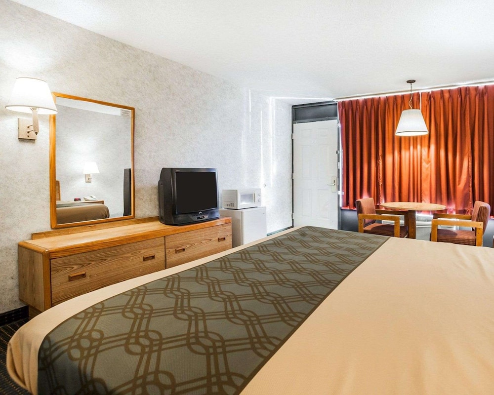 Standard Room, 1 King Bed, Non Smoking - Photo 4
