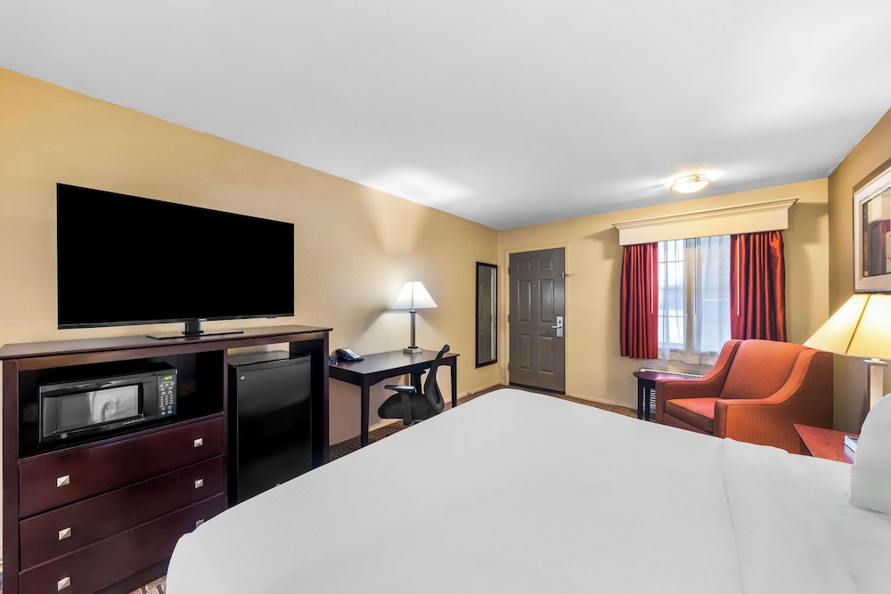 Standard Room, 1 King Bed, Accessible, Non Smoking photo 2